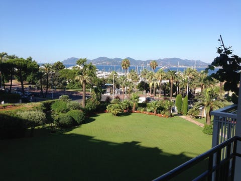 Lekker renovert leilighet på Croisetten med sjøutsikt og 2 min til strand