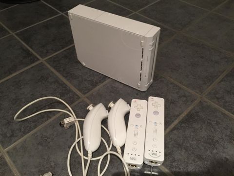 Brukt, Nintendo Wii med sykt mange kontrollere, spill, ledninger og mer til salgs  Heimdal