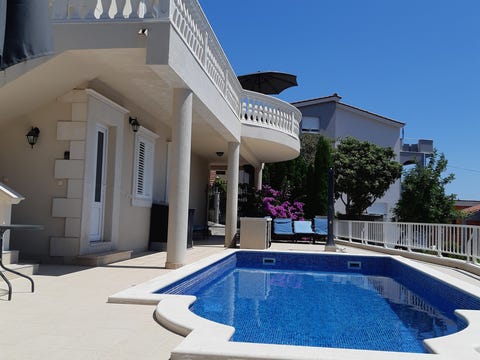 Flott feriehus, sentralt i Trogir med basseng og havutsikt. Villa Lizzi.