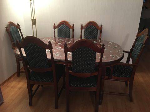 Nytt og brukt annonser med søkeordet antikk spisebord Antikk Spisebord . Plass til 10 stoler rundt bordet. | FINN.no