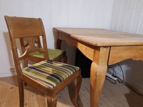 Nytt og brukt annonser med søkeordet antikk spisebord Antikk Spisebord . Plass til 10 stoler rundt bordet. | FINN.no