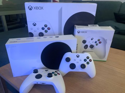 Xbox series S med ekstra håndkontroll. I eske som ny til salgs  Oslo
