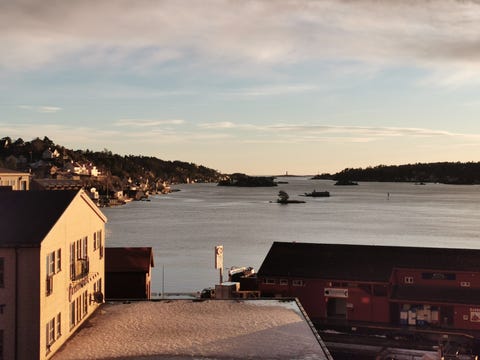 Sentrumsnært sørlandshus med sjøutsikt