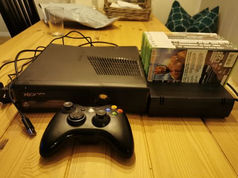 Xbox 360 slim (250gb) + 8 spill til salgs  Aurskog