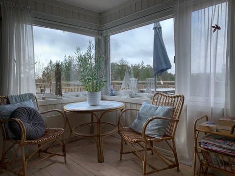 Koselig hytte med sjøglimt.