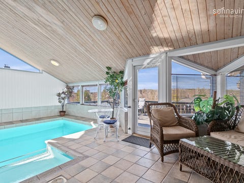 Flott og innholdsrik hytte på Øysang (nær Risør) Innendørs badeland.