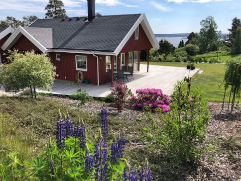 Barnevennlig, stor og koselig hytte 100 m fra sjøen, på Sildebaugen, Larkollen