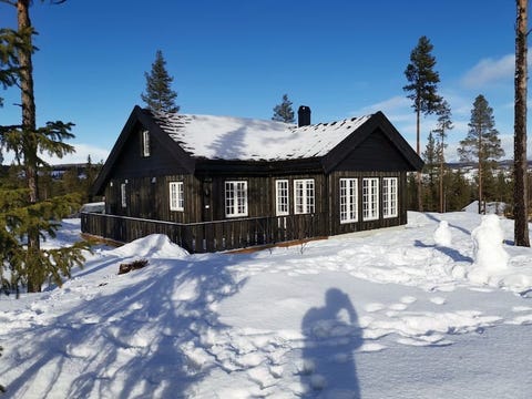 LEDIG JUL 2025! Moderne familiehytte med stor tomt, bålpanne, utepeis mm.