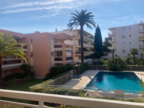 Lekker leilighet mellom Antibes og Juan les Pins med svømmebasseng og garasje.