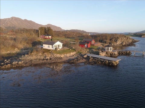 Idyllisk hytte ved sjøen, solrik og skjermet