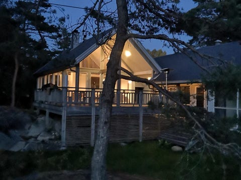 Flott moderne hytte - usjenert - 100 meter til nydelig strand.