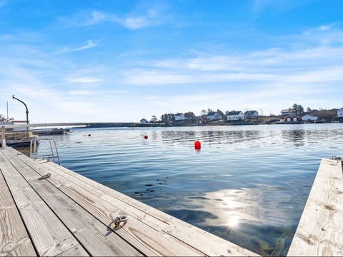 Lyngør- Hus med båthus og brygge i Lyngørsundet.