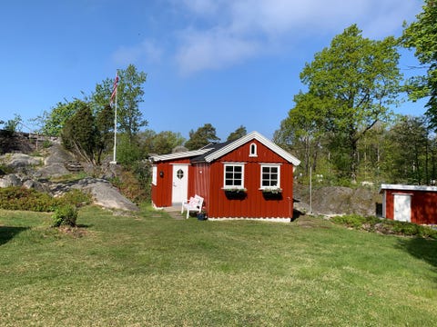 Solrik og barnevennlig sommerhytte nær sjøen
