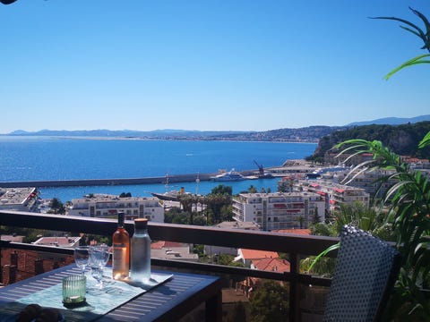 Nice. God beliggenhet, basseng, veranda, nær hav/sentrum, heis, busstopp