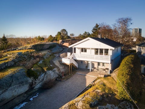 Romslig hus i naturlige omgivelser