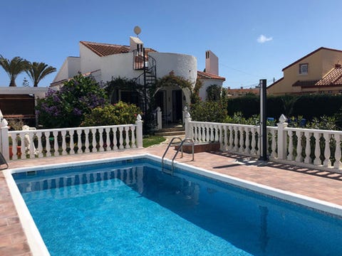 Sjarmerende spansk hus med vakker hage og privat basseng,