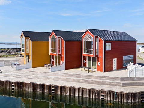 Idyllisk Rorbu ved Sjøen (Rød)