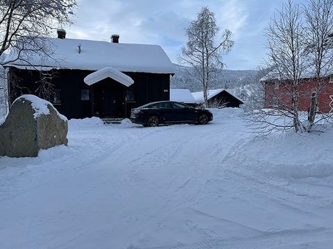 Stor, hyggelig hytte, 12(16) sengeplasser nær skianlegg og løyper.