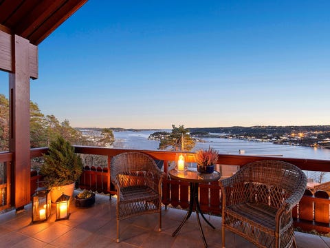 Stor enebolig med fantastisk sjøutsikt, kort vei til sentrum og badeplasser.