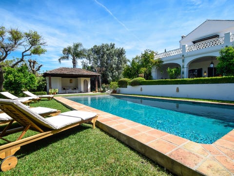 VILLA I ANDALUSISK STIL MED NYDELIG HAGE OG BASSENG MED FJELLUTSIKT NÆR STRANDEN
