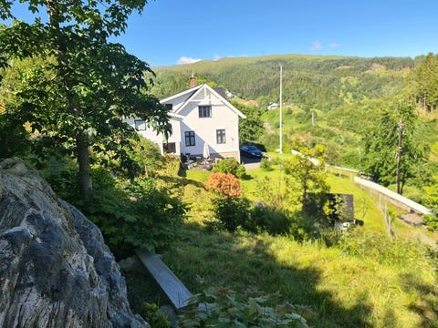 Leilighet i gårdshus, stille i naturen - bynært