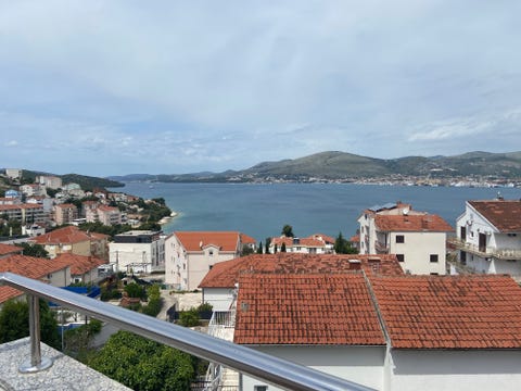 Sjarmerende leilighet  med panoramautsikt, to balkonger, 3 min fra stranden