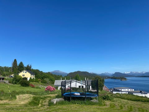 Idyllisk hus ved Ellingsøyfjorden