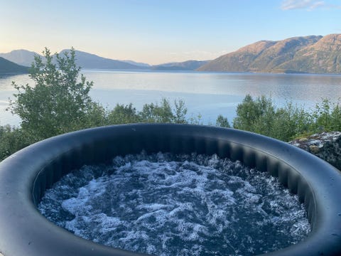 Hytte med anneks, naust og båt m/ liten påhenger i majestetisk natur