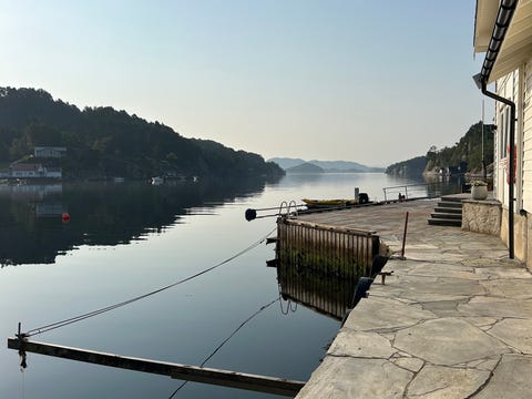 Oppgradert hytte ved sjøkanten