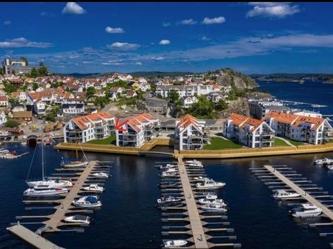 Leilighet med 3 soverom og sjøutsikt, 10 min å gå til sentrum