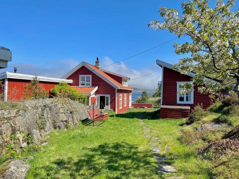 Landsted i Kragerø med strand og foss