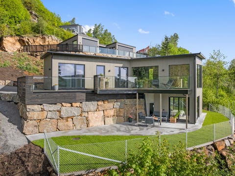 Ny og stor hytte ved sjøen