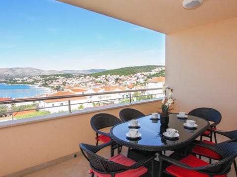 Flott fireroms leilighet, nydelig havutsikt, to balkonger, 4 min til strand