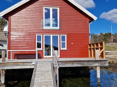 Feriehus med egen brygge og båtplass ved sjøen i Hankøsundet