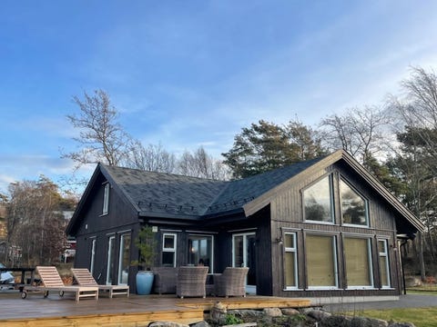 Hytte ved sjøen, med kyststien på utsiden av døra.