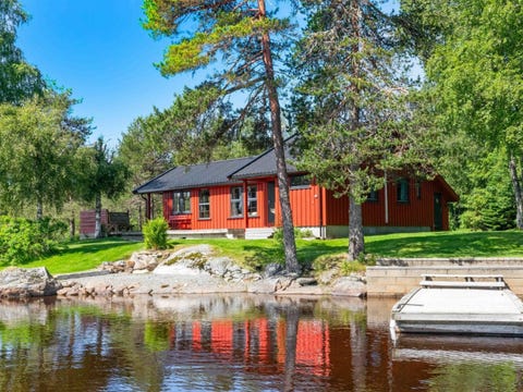 Familiehytte ved bade og fiskevann