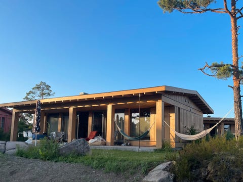 Lun og moderne hytte, naturskjønt og sentralt. Opptil ca. 8 gjester.