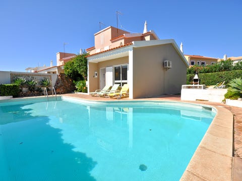 Stylish and well-equipped, private pool, close to amenities, free AC & Wifi