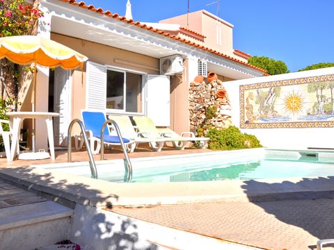 Stylish and well-equipped, private pool, close to amenities, free AC and Wifi