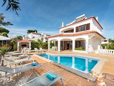 Spacious 4 bedroom villa, private pool, free air conditioning and wifi