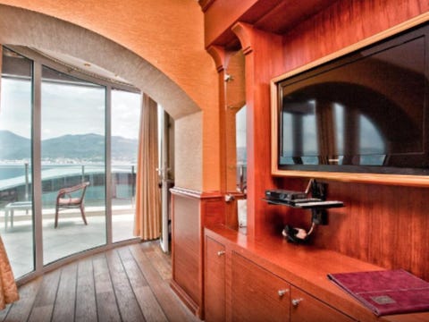 Studio apartment with balcony and private beach