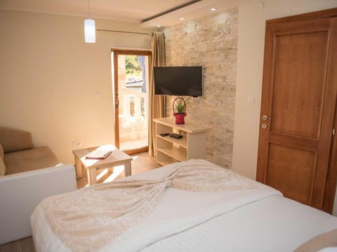 Ground floor apartment, private beach and seaview