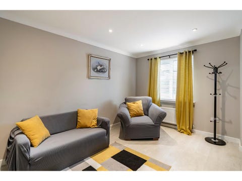 Charming 3 Bed Home in Stepps, Glasgow - Garden & Patio