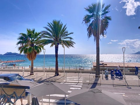 På stranden sentralt i Cannes