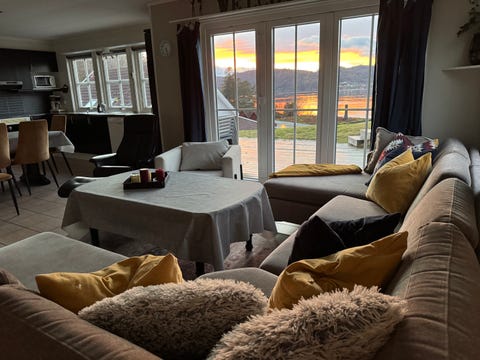 STOR HYTTE V/ SJØEN, PÅ SØRLANDET BÅT, SVØMME BASSENG UTENDØRS BOBLEBAD, LYNGDAL