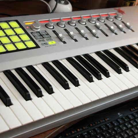 Korg Kontroll 49 MIDI Keyboard Kontroller