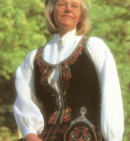 Marie Aaen bunad fra N.Østerdalen med toskaft ull