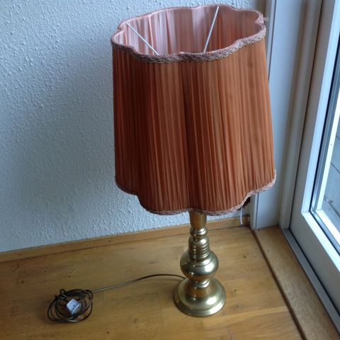 Stor fin eldre bordlampe  m/ orange-brun plissè skjerm. .I god stand. Retro....