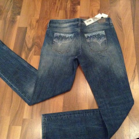 Guess, zara , levis , mango Tommy hilfiger, g-star