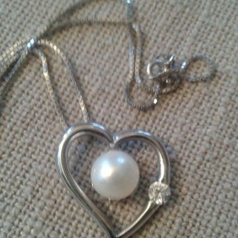 Nytt sølv hjerte med ekte perle selges kr 400